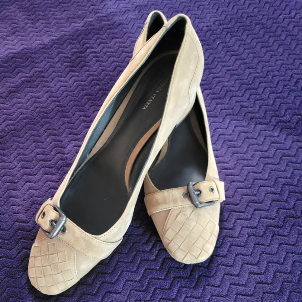 Bottega Veneta Buckle Toe Suede Low Heel Pumps Tan Taupe Size 41 11 Excellent